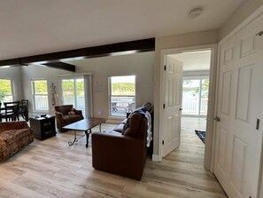 Älytelevisio, takka, videopelejä, työhuone