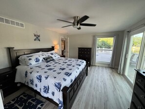 5 chambres, bureau, fer et planche à repasser, lit de bébé portatif