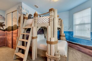 11 bedrooms, iron/ironing board, travel cot, free WiFi - Mini Golf, Huge Pacman Arcade, Epic Wizards Alley, Theater: The Holiday House (Kissimmee)
