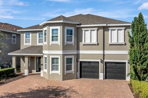 Exterior - Mini Golf, Huge Pacman Arcade, Epic Wizards Alley, Theater: The Holiday House (Kissimmee)