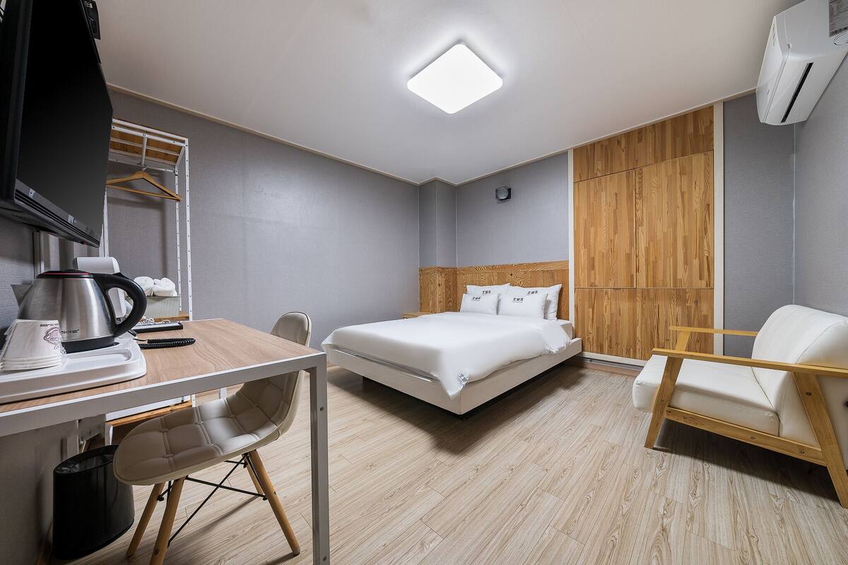 Standard Double Room, Non Smoking | Desk, WiFi (free), individually decorated, individually furnished