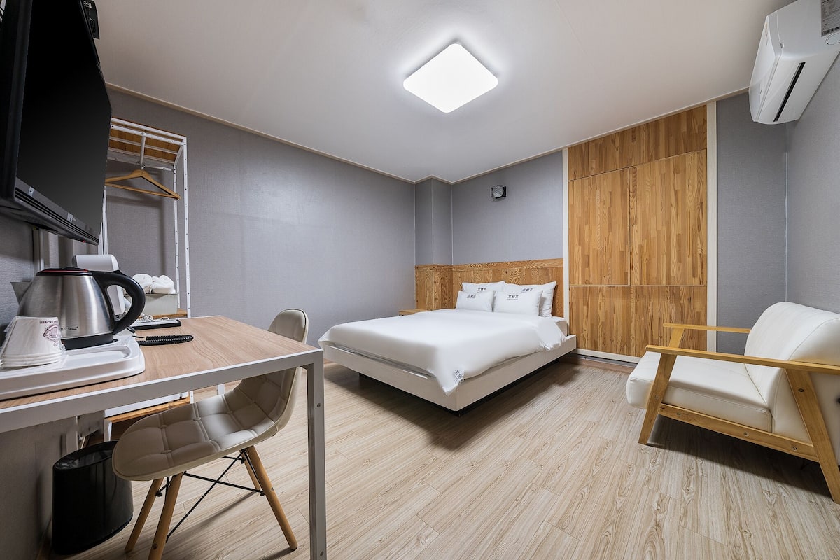 Habitación doble estándar, para no fumadores | Decoración personalizada, muebles diferentes, escritorio y wifi gratis