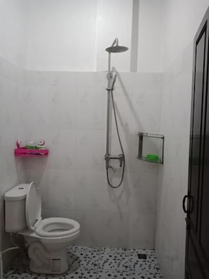 Basic Double or Twin Room | Bathroom - Chitlatda Guesthouse (Luang Prabang)