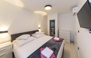 2 عدّة غرف نوم ومكواة/لوح كي وواي فاي مجانًا وملاءات أسرّة