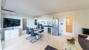 Eine moderne Wohnung mit Essbereich, Küche und Wohnraum.