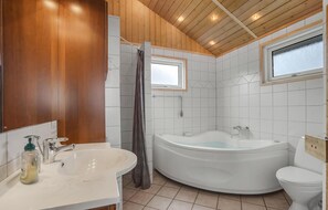 Shower - Beautiful home in Sjølund with WiFi (Sjølund)