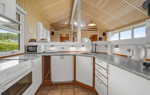 ثلاجة، موقد طهي مسطح، غسالة أطباق، ماكينة لصنع القهوة/الشاي