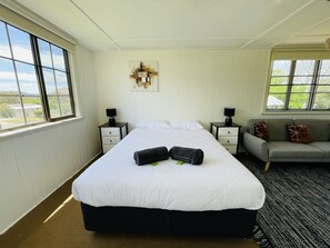 3 bedrooms, iron/ironing board, WiFi, bed sheets