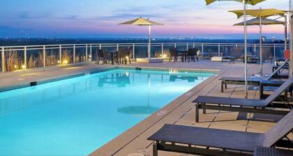 Stunning Skyline Views from 2-Bedroom in Prime Location with