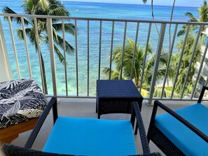 Property grounds - Remodeled in 2022, Diamond Head 2 Bedroom Oceanfront condo (Honolulu)
