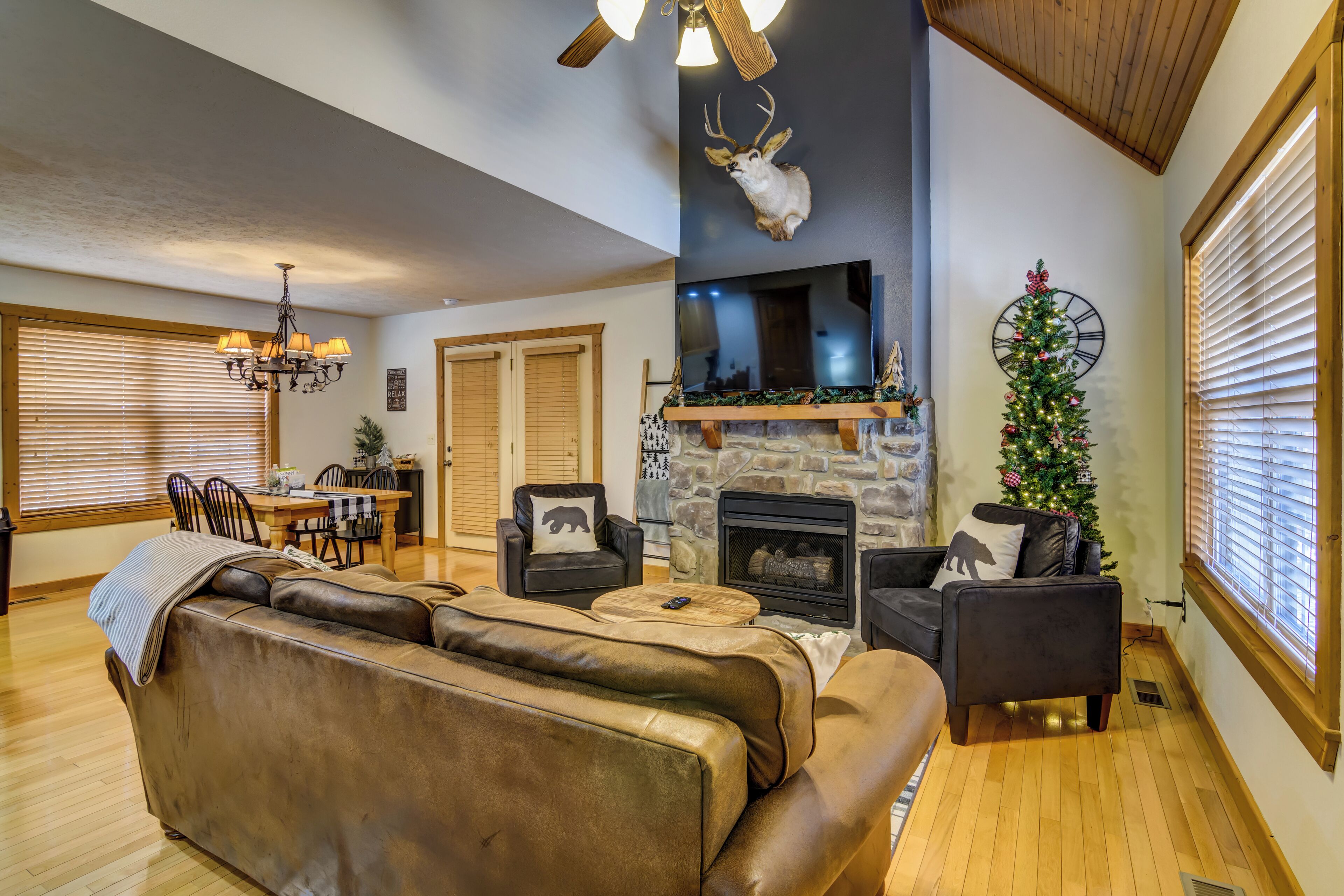 Una Smart TV, una chimenea