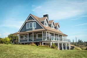 Exterior - Beautiful beachfront Villa on 80 acres of farmland! (Sooke)
