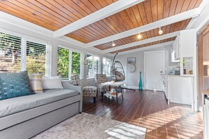 Smart TV, caminetto, libri, biblioteca musicale