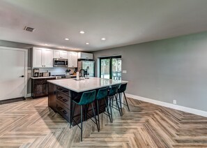 Jääkaappi, mikroaaltouuni, uuni, liesi