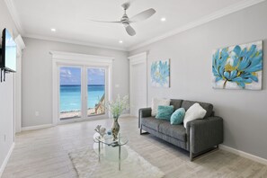 Smart TV, books, stereo - Serene and Tranquil ocean view cottage w/hot tub and vehicle (George Town)