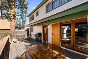 Outdoor dining - Knotty Hideaway - Game Room, Darts, Fireplace, Deck, Fire Pit, BBQ (Big Bear City)