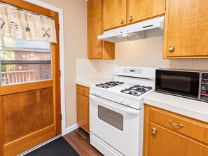 Private kitchen - Knotty Hideawa - Foosball, Fireplace, Deck, Fire Pit, BBQ (Big Bear City)