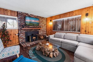 TV, fireplace, table football, ping pong - Knotty Hideaway - Game Room, Darts, Fireplace, Deck, Fire Pit, BBQ (Big Bear City)