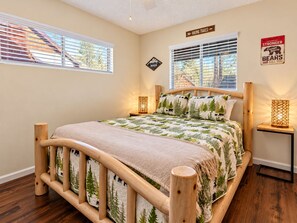 Room - Knotty Hideawa - Foosball, Fireplace, Deck, Fire Pit, BBQ (Big Bear City)