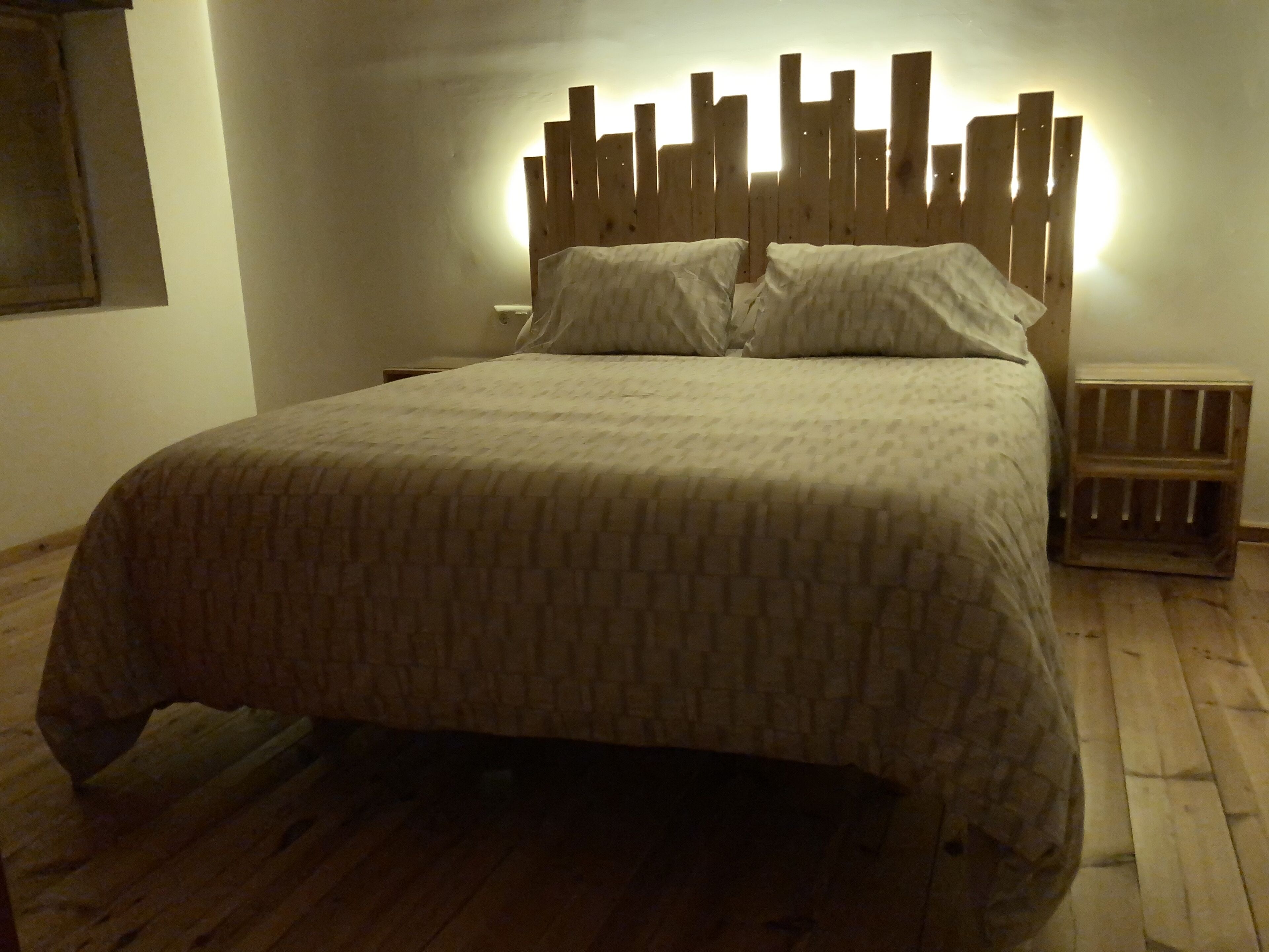 4 dormitorios, tabla de planchar con plancha, cuna de viaje