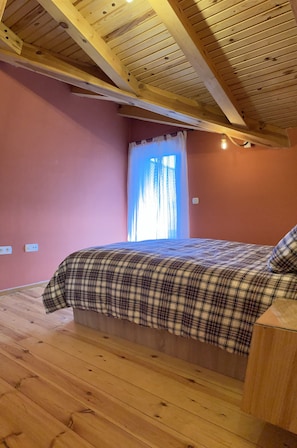 4 bedrooms, iron/ironing board, travel cot, free WiFi