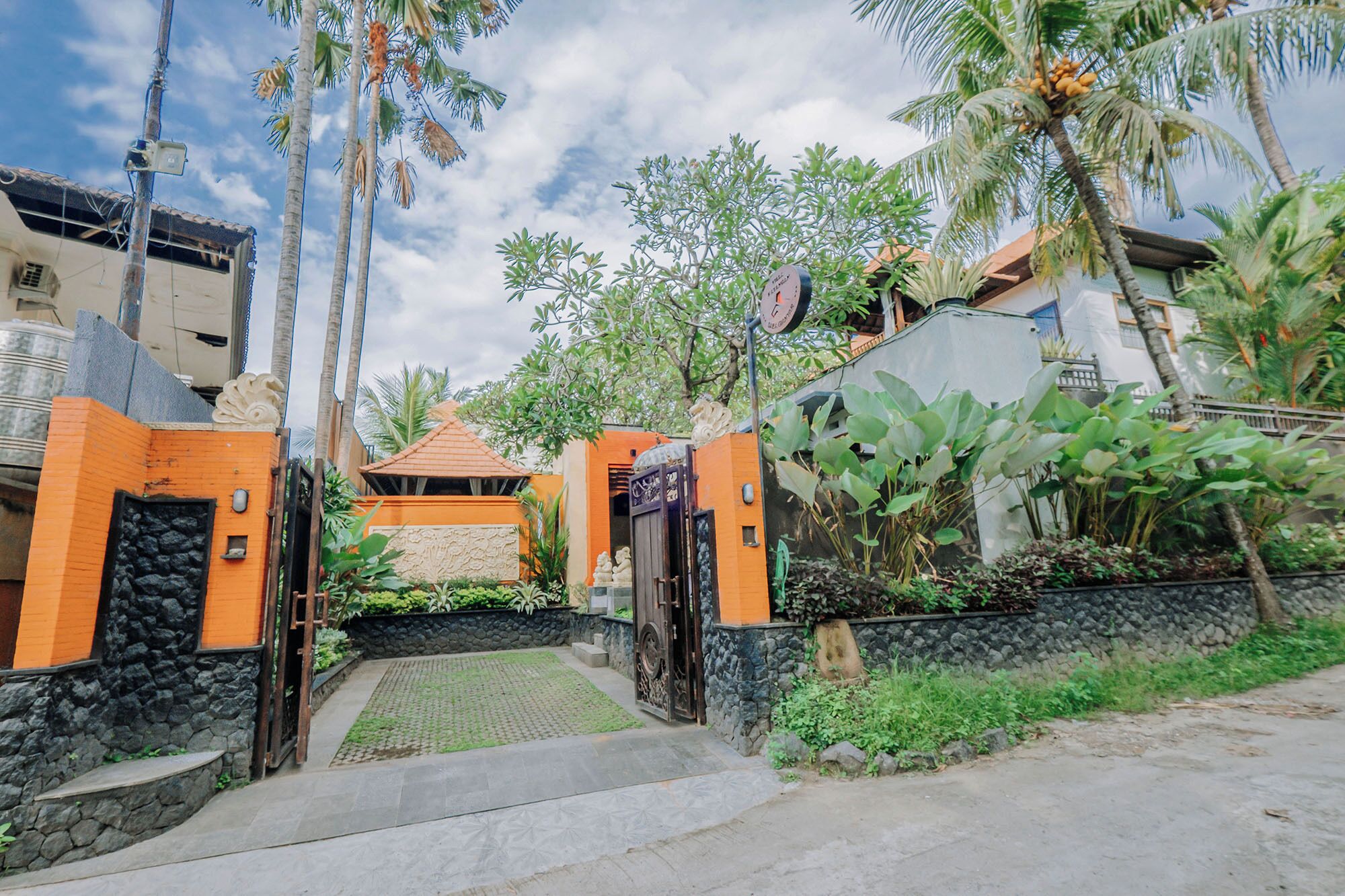 住宿正面 - 傍晚/夜晚