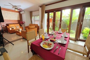 32-inch Smart TV with digital channels, Netflix, streaming services - Kayangan Villas Saba (Blahbatuh)