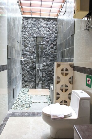 Shower, rainfall showerhead, free toiletries, hair dryer - Kayangan Villas Saba (Blahbatuh)