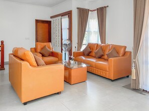 32-inch Smart TV with digital channels, Netflix, streaming services - Kayangan Villas Saba (Blahbatuh)