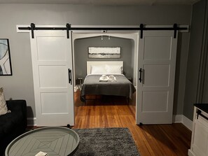 5 chambres, bureau, fer et planche à repasser, lit de bébé portatif