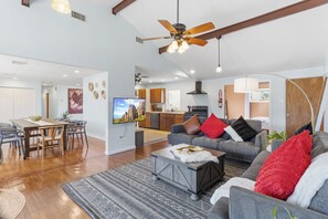 Smart TV - 5BD/3BA Ranch with Vaulted Ceilings in Heart of AC (Atlantic City)