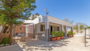 A covered outdoor area with a patio, seating, and potted plants. - 2904 Residence Mareluna - Bilo 2 by Barbarhouse (Porto Cesareo)
