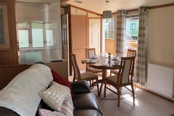 Dining - 2 Bed Caravan - Sleeps 6 - Pets - River Teviot (Hawick)