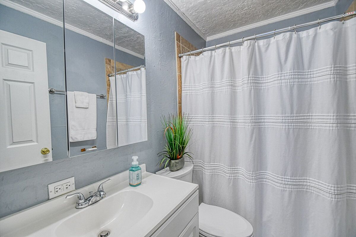 Ensemble douche/baignoire, sèche-cheveux, serviettes fournies, savon