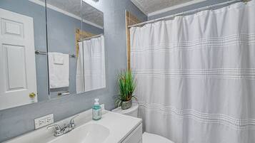 Ensemble douche/baignoire, sèche-cheveux, serviettes fournies, savon