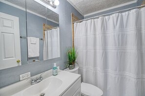 Ducha y bañera combinadas, secador de pelo, toallas y jabón
