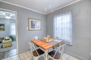 Dining - Jacobs Comfort...close to all things OKC Metro (Midwest City)