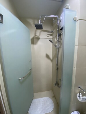 Regadera, secadora de cabello, bidet, toallas 