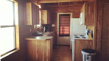 Standard Cabin | Private kitchen | Full-size fridge, microwave, oven, stovetop