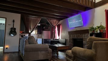 Smart-TV, Kamin, Bücher