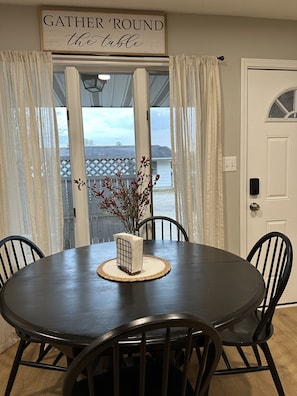 Dining - *Magnolia inn* updated condo, centrally located. Pet friendly! Boat/ RV parking (Carterville)