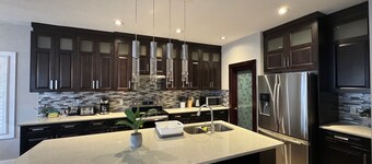 Luxurious 2-Storey House -Family| Families| Groups |5 Bedrooms | 6 Beds