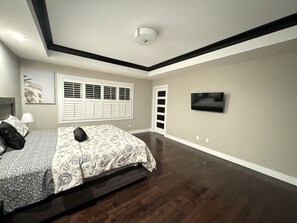 5 habitaciones, escritorio y tabla de planchar con plancha