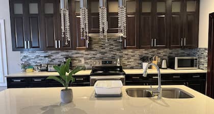 Luxurious 2-Storey House -Family| Families| Groups |5 Bedrooms | 6 Beds