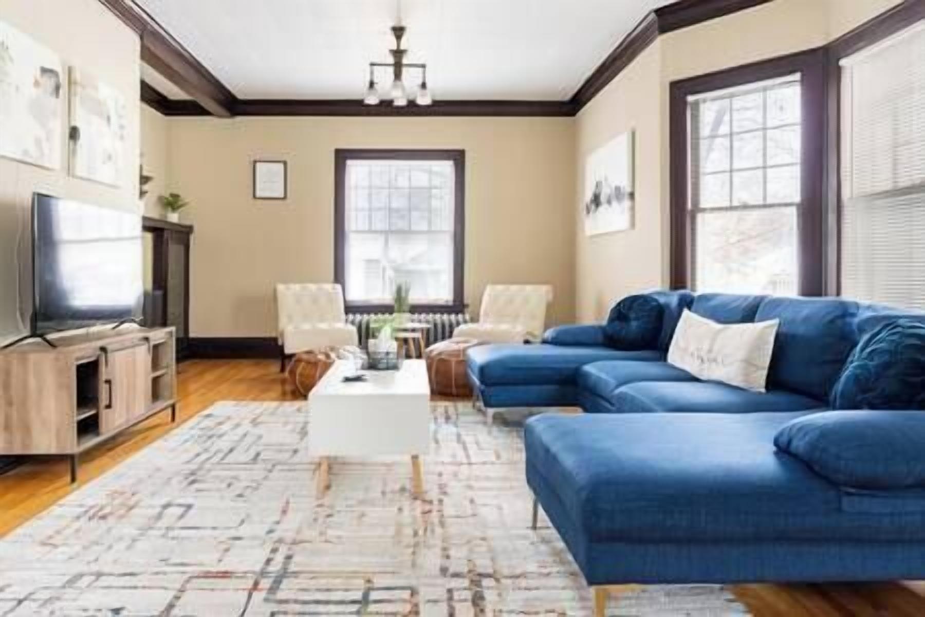 Spacious Uptown Home~Steps to Shops, Beach & Cafes