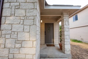 Exterior detail - Spacious Home in a Quiet Neighborhood - with HOT TUB! - Central SA (San Antonio)