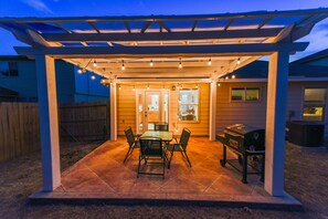 Outdoor dining - Spacious Home in a Quiet Neighborhood - with HOT TUB! - Central SA (San Antonio)