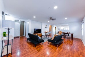Living area - Spacious Home in a Quiet Neighborhood - with HOT TUB! - Central SA (San Antonio)