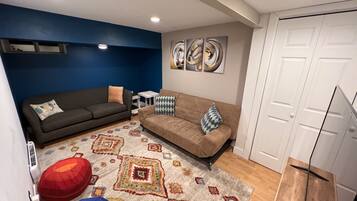 Smart-tv, een computerscherm en een printer