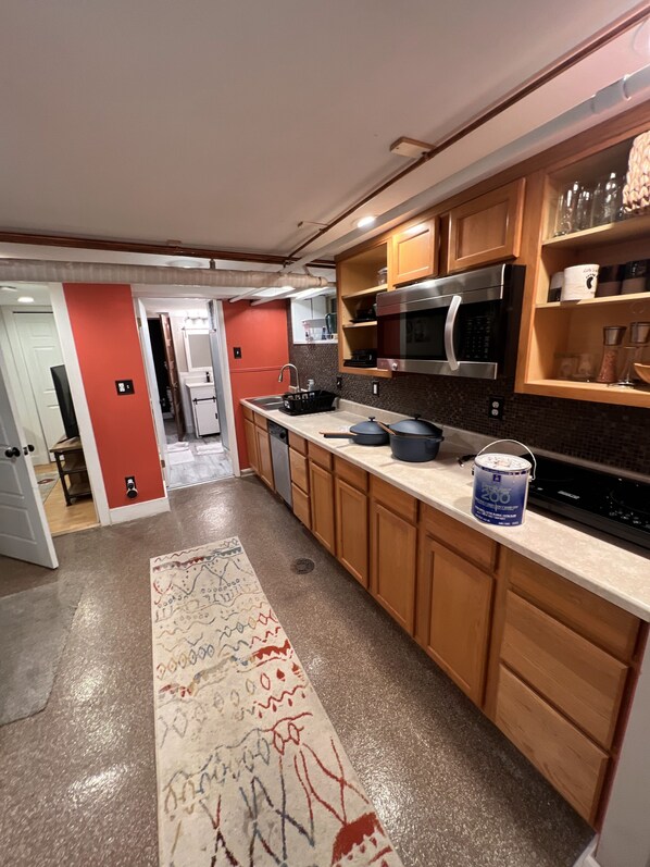 Kjøleskap, mikrobølgeovn, ovn og oppvaskmaskin